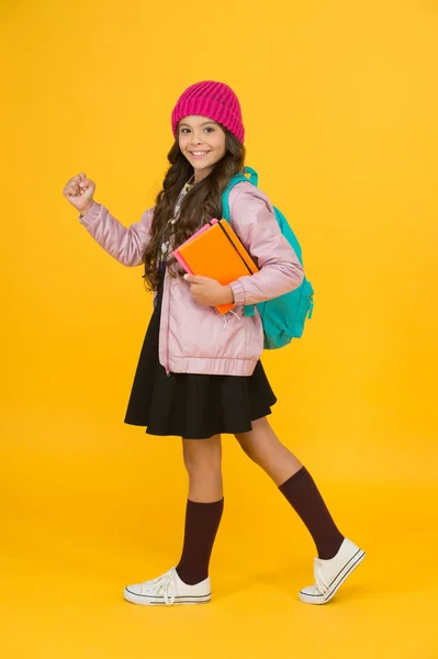 Actieve rol in het curriculum. Schoolmeisje met lesboeken. Innoveren van bestaande platforms. Toekomstige leerboeken modern onderwijs. Handboek nuttig in leeromgeving. School creëren van leerboeken generatie — Stockfoto