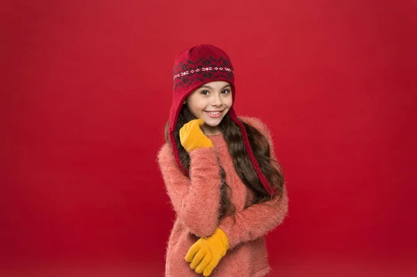 Fazer um desejo de Natal. Fica quente. Pequena menina acessório de moda inverno. Pequena criança cabelo longo usar chapéu de fundo borgonha. Modelo bonito desfrutar de estilo de inverno. Roupa de inverno. O miúdo usa chapéu de malha. — Fotografia de Stock