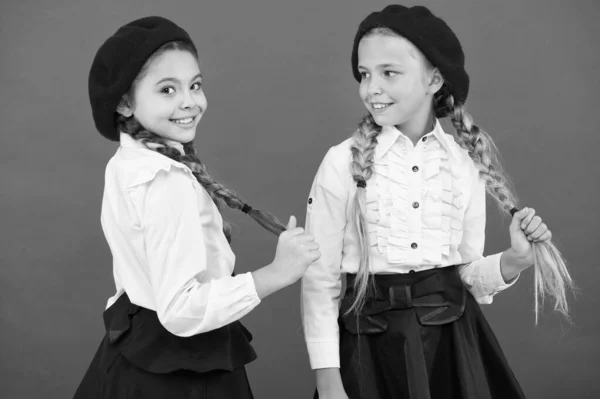 Legjobb barátok. Kislányok a zsinórra készen áll az iskolába. Iskolai divat koncepció. Díszes stílus. Iskolai barátság. Iskoláslányok viselnek formális iskola egységes. Gyermekek gyönyörű lányok hosszú fonott haj — Stock Fotó