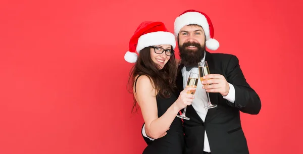 Joyeux Noël. Du vin mousseux. Fête de bureau. Cérémonie de fête de l'événement. Couple prêt fête d'entreprise. Bonne année. Barbu gentleman porter smoking fille élégante robe copie espace fond rouge — Photo