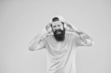 Müzik kütüphanesi. Ritim hissediyorum. Sakallı adam müziğin tadını çıkar. Equalizer oyuncu ayarları. Lifestyle müzik fanı. Adam müzik kablosuz kulaklıklar dinlerken. Bass düşük ses. Hipster kulaklıklar gadget. İlham verici şarkı