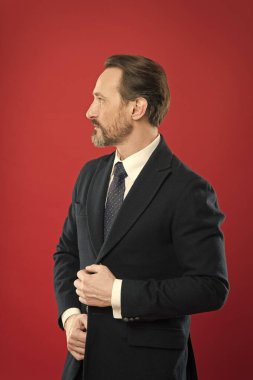 İlk izlenim kavramı. Kusursuz bir tarz. İşadamı şık kıyafeti. Çekici adam takım elbise giyer. Mükemmel zarif smokin kıyafeti. Moda konsepti. Adam resmi kıyafet giyiyor. Erkeklik ve zarafet