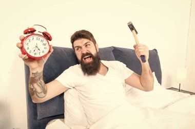Alarm sesinden nefret etmek tamamen normaldir. Nefret dolu bir program. Sabahlardan nefret eden insanlar için en iyi alarm saatleri. Adam sakallı hipster erken uyanmaktan nefret ediyor. Yıkıcı enerji. Günün en zor anı