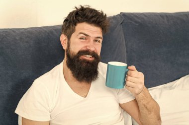 Günaydın, fincan kahvesi ile daha iyi uyanma. Rahatla ve dinlen. İnsanlık kahve üzerinde çalışır. Adam acımasız yakışıklı hipster rahatlatıcı yatak odası içecek kahve. Sakallı adam sabah kahvesini hoşuna giderdi. Yeni güne ayarlama