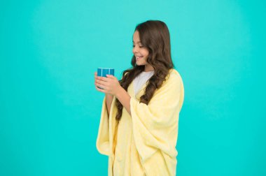 Akşam rutini. Yatmadan önce süt içmenin sağlık yararları. Küçük çocuk tutucu kupa. Pijamalı bir kız çay içiyor. Uyumadan önce dinlenmek. Yatmadan hemen önce süt içiyor. Yatma zamanı içecekleri