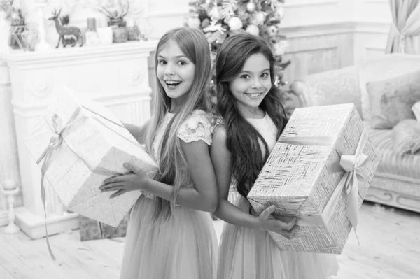 Meninas felizes irmãs celebrar férias de inverno. Feliz Ano Novo. Hora do Natal. Menina bonito crianças com presente de Natal. entrega presentes de Natal. Férias em família. Últimas preparações — Fotografia de Stock