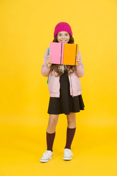 Innoveren van bestaande platforms. Toekomstige leerboeken modern onderwijs. Handboek nuttig in leeromgeving. School creëren van leerboeken generatie. Actieve rol in het curriculum. Schoolmeisje met lesboeken — Stockfoto