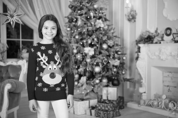 Подарки на Рождество. С Новым годом. Счастливая маленькая девочка празднует зимний праздник. Рождественское время. Милая маленькая девочка с рождественским подарком. Рождественская музыка — стоковое фото