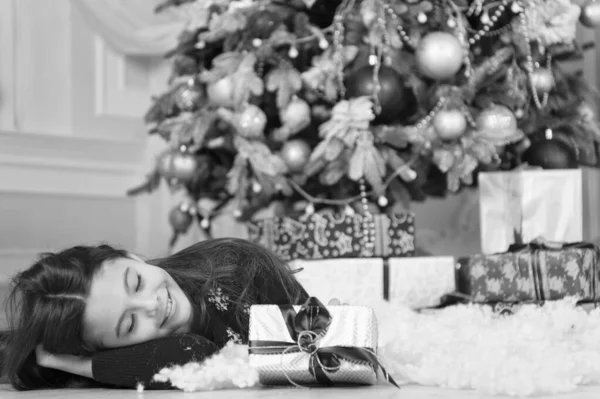 Niña linda con regalo de Navidad. Niña feliz celebrar las vacaciones de invierno. La época de Navidad. Feliz año nuevo. entrega regalos de Navidad. dormir y relajarse. Capturar un momento feliz —  Fotos de Stock