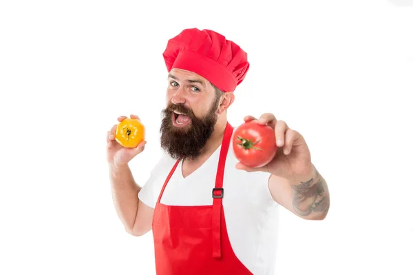 Vegetariánská restaurace. Profesionální kuchař drží rajčata v rukou. Vousáč si rád vaří vegetariánské jídlo. Vegetariánská nebo masová strava. Vegan nebo vegetarián — Stock fotografie