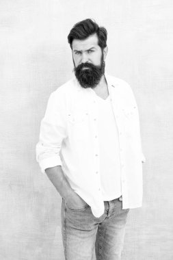 Erkek öfke vahşeti. Acımasız Macho Casual kıyafet gri arka plan. Basit ve rahat. Gündelik tarzı günlük yaşam. Yaz sezonu moda trendi. Erkeklik kavramı. Hipster uzun sakal ve bıyık