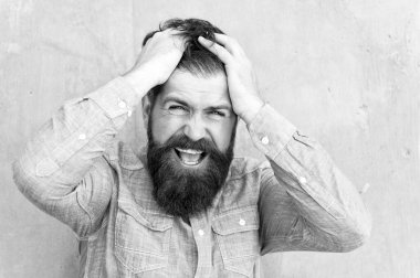 Depresyonda hissediyorum. Olumsuz duygular. Kötü hissediyorum. Sakallı adam. Sakallı, olgun bir hippi. Erkek yüz bakımı. Erkek berber moda bakımı. Sakallı vahşi adam. Onun stili. Baş ağrısı ve aşırı çalışma