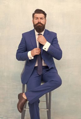 Kravatı ayarlayın. Başarılı ve başarı için motive. İş adamı sakallı moda takım elbise giymek. İşadamı yönetici resmi kıyafet. İş konsepti. Kendine güven. İş adamları için görüntü oluşturucu