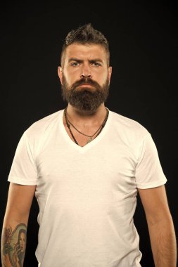 Güzellik ve erkeklik. Sakallı kendine güvenen hipster. Sakal moda ve berber kavramı. Adam yakışıklı hipster şık sakal ve bıyık. Berber uçları sakalını korur. Şekillendirme ve sakal bakımı kırpma