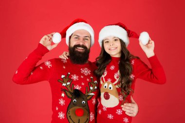 Hadi kutlayalım. Kış bayramı kutlaması. Mutlu baba ve kız Xmas 'ı sever. Küçük kız ve baba Noel Baba şapkası. baba ve çocuk kırmızı arka plan. Noel geldi çattı. Yeni yıla hazırım. aile portresi