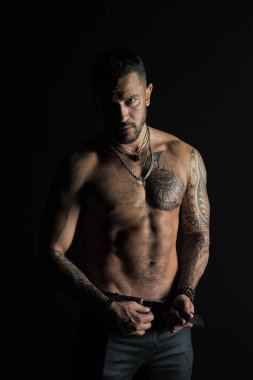 Kot pantolon moda model toka deri kemer. Dövme tasarım cilt üzerinde olan adam. Sakallı adam gömleksiz fit vücut'la. Sporcu altı paketi ve AB Fitness Spor ve ilgilenmek ile