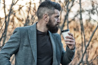 Her sabah kahveyle başlar. Sonbahar sabahında hippi bardağı sıcak içecekle birlikte tutar. Yönetmen sabah kahvesi ya da çay içer. Kahvaltı içkisi. Sabah havası