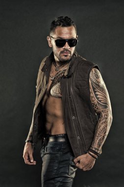 Dövmeli adam dövme göğüs ve kollar ile altı paketi ve AB sakallı adam. Tıraşsız yüzündeki sakallı dövme modeli. Moda stil ve eğilim. Moda maço trendy güneş gözlüğü, vintage filtre