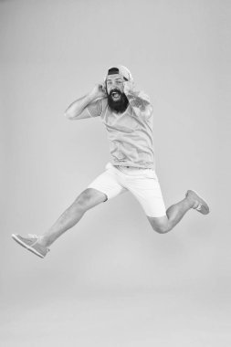 Ritim enerjisi. Hipster dans atlama kulaklıklar gadget. İlham verici bir şarkı. Müzik kütüphanesi. Müzik hayranı. Adam hareket müzik kablosuz kulaklıklar dinleyin. Sakallı adam müziğin tadını çıkar. Önemsiz hareket