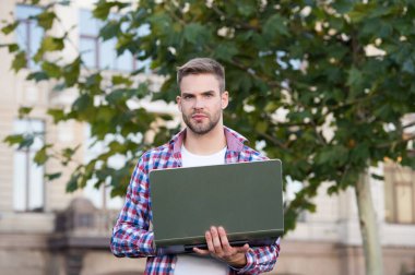 Şehir Wi-Fi 'si. İş için dijital çözüm. Doğadan esinlenen girişimci geliştirici. Adam geliştirici dizüstü bilgisayar. Başlangıç için ilham verici. Bilgisayarı olan yakışıklı bir adam. Web geliştiricisi. Yazılım kavramı