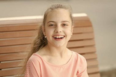 Küçük çocuk yürümekten hoşlanır. Mutlu günler. En iyi aksesuarıma gülümse. Gülümseme ona yakışıyor. Uluslararası çocuk günü. Sonuna kadar gülümsüyor. Kız kaygısız çocuk. Çocuk uzun saç güneşli bir gün yürüyüş. Yaz tatilleri