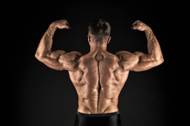 Mükemmel şekli gurur duyuyoruz. Vücut geliştirmeci kavramı. Sağlıklı ve güçlü. Maço yakışıklı ve kaslı gövdeli. Erkeklik ve spor. Kendini geliştir. Erkek kaslı atlet. Çekici adam kaslı vücut