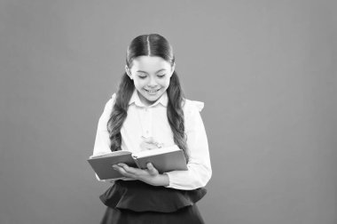 Liseli kız çalışmaktan hoşlanır. Çocuk okul üniforması çalışma kitabı tutun. Okul dersi. Ev ödevi yapan bir çocuk. Kariyer yolun burada başlıyor. Kompozisyon veya notlar yazın. Çalışma için ilham. Okula geri dön. Bilgi günü