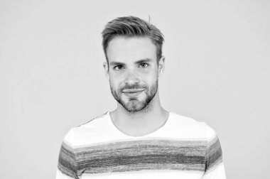 Ne kadar yakışıklı bir adam. Sarı arka planda yakışıklı adam. Kafkas erkek modeli ile tıraşsız yakışıklı yüz ve şık sarı saçlı. Rahat ve yakışıklı