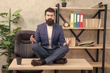 Profesyonel yorgunluğu önlemek için. Çok rahatladım. Meditasyon yogası. Kişisel bakım. Psikolojik yardım. Rahatlama teknikleri. Zihinsel refah ve rahatlama. Adam sakallı yönetici resmi takım elbise lotus poz rahatlama
