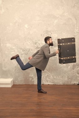 Hayallerinin peşinden git. Tatil için aksesuarlar. Erkekler için en iyi seyahat çantası. İyi giyimli, zarif sakallı bir adam ve klasik bir bavul. Zaman yolcusu konsepti. Eski moda çanta tasarımı. Eski ve eski