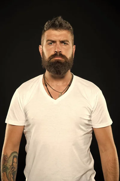 Belleza y masculinidad. Un hipster barbudo y seguro. Barba de moda y concepto de barbero. Hombre guapo hipster elegante barba y bigote. Las puntas de barbero mantienen la barba. Cuidado de la barba estilo y recorte — Foto de Stock