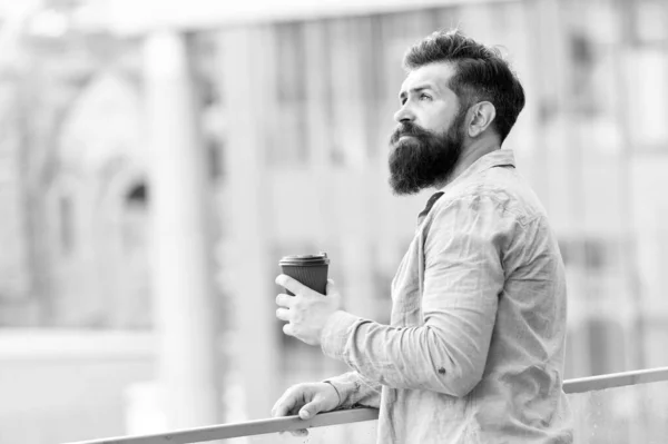 Homme barbu se détendre. brutal hipster avec tasse de café. charge d'énergie. Soins de coiffeur masculin. espace de copie. Fuseau horaire. homme réfléchi boire emporter café en plein air. café du matin. Mature hipster avec barbe — Photo