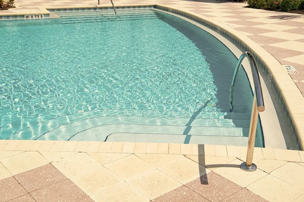 Rilassati senza pensieri. resort paradiso dei caraibi. acqua della piscina. acqua blu. L'acqua e 'fantastica. vita da spiaggia. vacanze estive. piscina di lusso dell'hotel. Prendere il sole a bordo piscina. Pulitori di piscine. Splash d'estate — Foto Stock