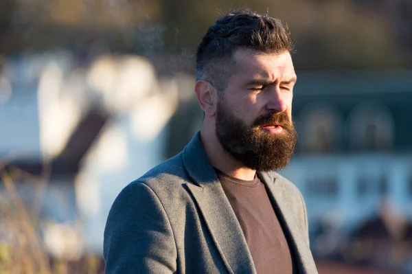 Mannen observerar solnedgången. Snyggt långt skägg. Färsk frisyr. Man skäggig hipster med mustasch defocused bakgrund. Skägg grooming guide. Hipster allvarlig snygg kille med långt skägg — Stockfoto