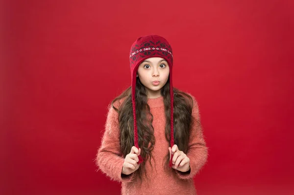 Het is koud buiten. Winterkleding. Kleine jongen draagt gebreide hoed. Blijf warm. Meisje winter mode accessoire. Klein kind lang haar dragen hoed bordeaux achtergrond. Leuk model genieten van de winter stijl — Stockfoto