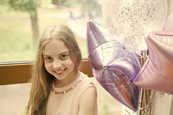 Het is mijn partij. Meisje met ballonnen vieren verjaardag. Verjaardagspartij. Ideeën vieren verjaardag voor tieners. Haar speciale dag. Verjaardag viering. Geluk en vreugde. Art ballonnen decoraties service — Stockfoto