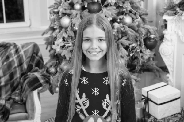 Consegna regali di Natale. felice anno nuovo. felice bambina festeggiare le vacanze invernali. E 'Natale. Ragazzina carina con regalo di Natale. Approfittando delle vendite di Natale. maglione preferito — Foto Stock