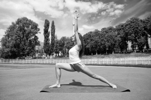 Geschiktheid voor gezondheids resolutie. Sexy fit vrouw ontwikkelen lichamelijke conditie door stretching. Atletische meisje doet fitnessoefeningen op stadion. Mooie Sportvrouw geniet van fitness training op zomer buiten — Stockfoto