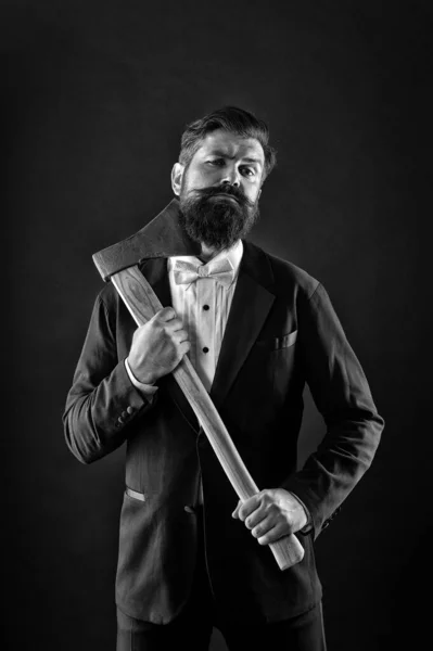 Sharp AX hand säker kille. Maskulinitet och brutalitet. Barbershop frisyr. Brutal barberare. Brutala seder. Koncept för resoluteness. Egen uppfattning. Beslut fattas. Man brutal hipster med yxa — Stockfoto