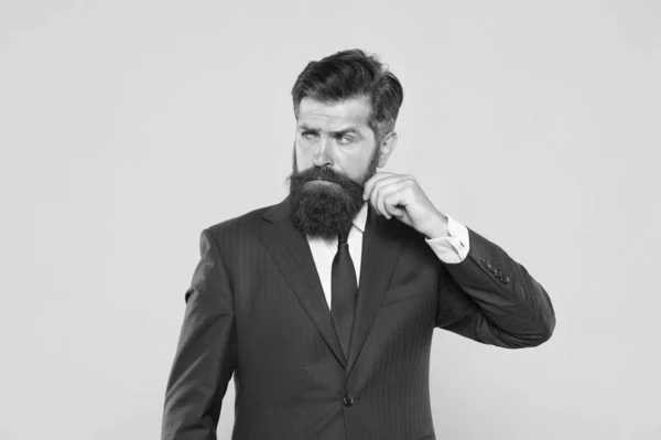 Gestor de topo hipster bonito bem sucedido. Barbearia e estilista. Conceito de homem bonito. Porque vales a pena. Homem de negócios confiante e bonito barbudo num fato formal. Empreendedor motivado sério — Fotografia de Stock