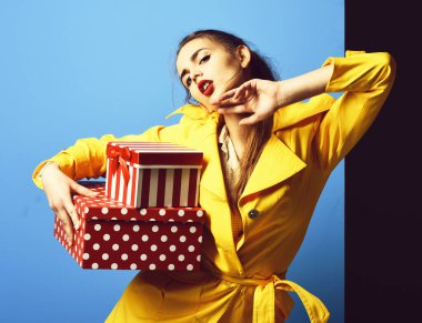 Mandallı, renkli bir kız.