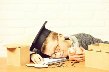 Genç, sevimli, küçük öğrenci.