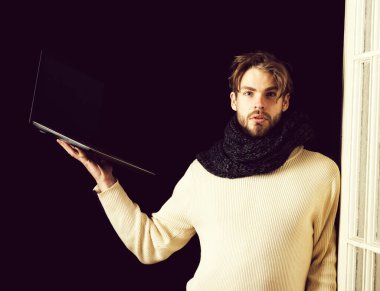 Laptoplu sakallı yakışıklı adam.