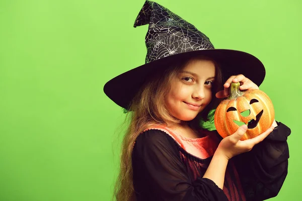 Conceito de Halloween e celebração. Criança em traje de bruxa — Fotografia de Stock