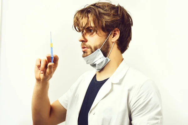 Médico caucasiano barbudo ou estudante de pós-graduação com seringa em máscara — Fotografia de Stock