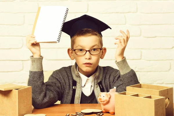 Jovem bonito pequeno aluno menino — Fotografia de Stock