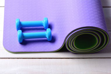 Hafif ahşap zemin üzerine mavi plastik dambıl