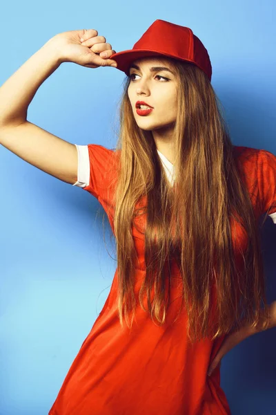 Chica colorida seria con gorra —  Fotos de Stock