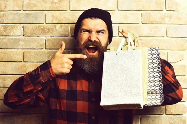 Bärtiger brutaler kaukasischer Hipster mit Schnurrbart hält Einkaufspakete in der Hand — Stockfoto