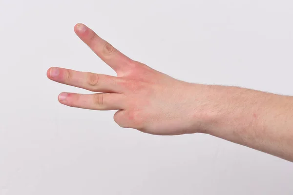 Cuenta atrás y concepto de números. Mano masculina muestra tres dedos . —  Fotos de Stock